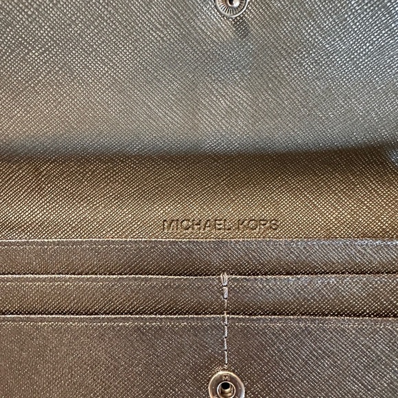 Michael Kors Metallic Silver Women's Jetset Travel Wallet 7.5 X 3.5 - Picture 3 of 12